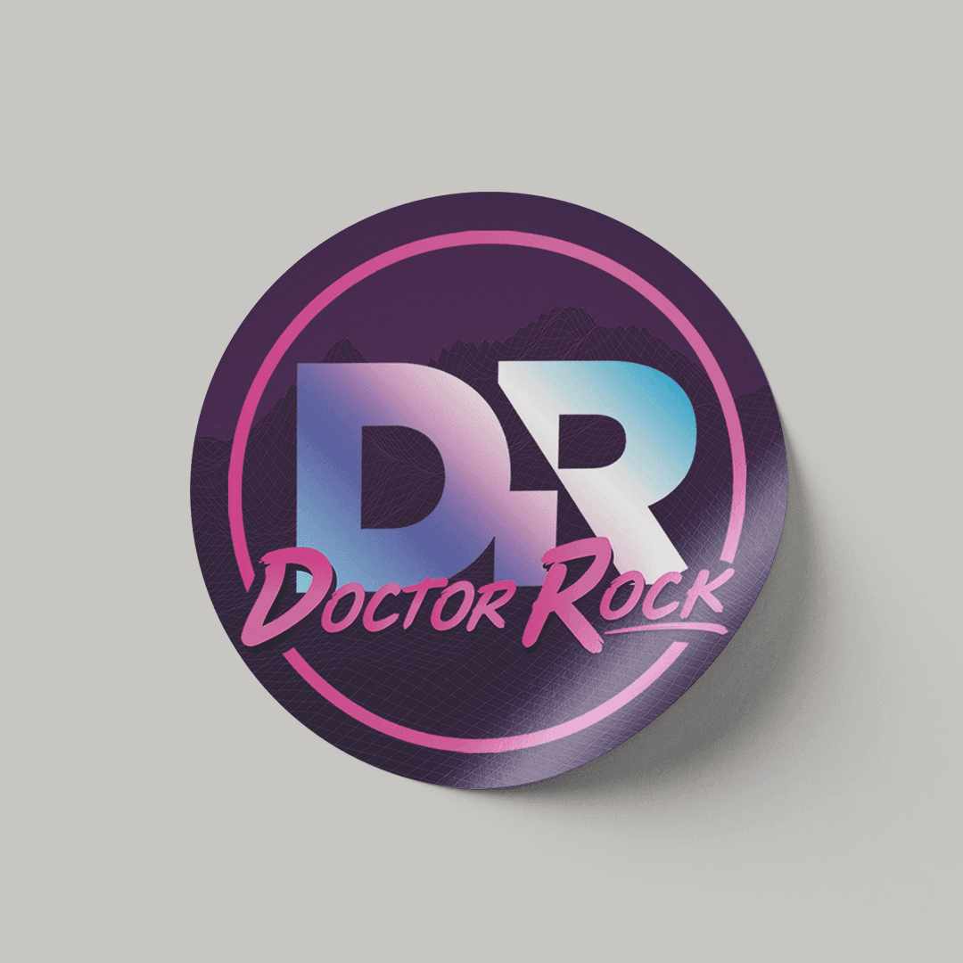 Adesivo redondo com estética retrô synthwave em tons de roxo, rosa e azul, exibindo o monograma DR sobre uma grade digital de montanhas e o nome Doctor Rock.