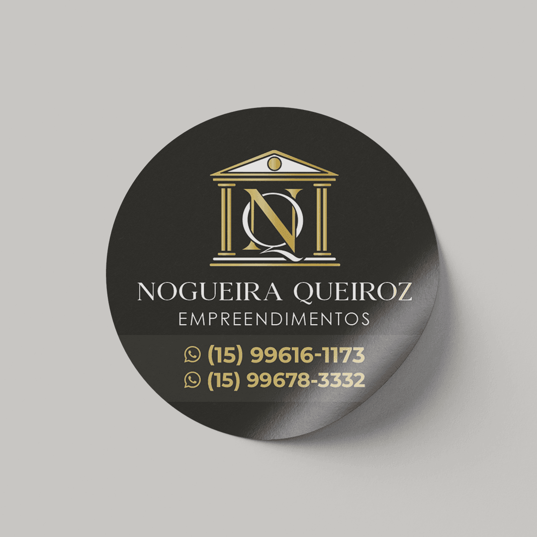 Adesivo circular corporativo preto e dourado para Nogueira Queiroz Empreendimentos, destacando logotipo clássico com colunas gregas, monograma NQ e telefones de contato.