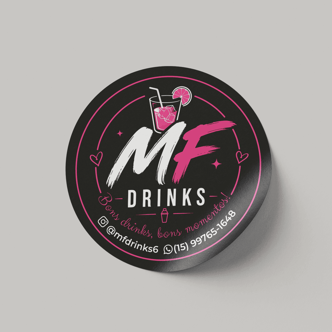 Adesivo redondo preto e rosa neon da marca MF Drinks, apresentando ilustração de copo de coquetel com gelo e rodela de limão, acompanhado de contatos e redes sociais.