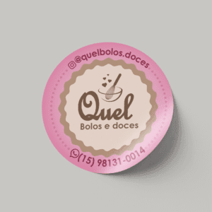 Rótulo adesivo redondo em tons de rosa claro e marrom para Quel Bolos e Doces, com ilustração delicada de fouet, tigela, corações e contatos de telefone e Instagram.