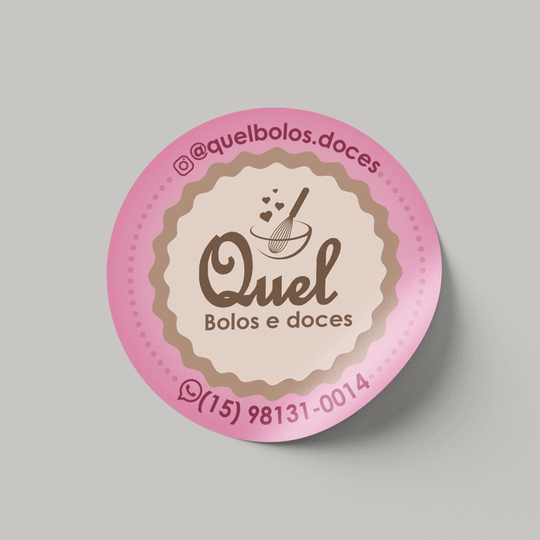 Rótulo adesivo redondo em tons de rosa claro e marrom para Quel Bolos e Doces, com ilustração delicada de fouet, tigela, corações e contatos de telefone e Instagram.