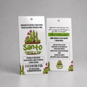 Tag informativa de papel para plantas da Santo Cacto e Cia com ilustrações coloridas de cactos e guia com instruções passo a passo de rega e luz.