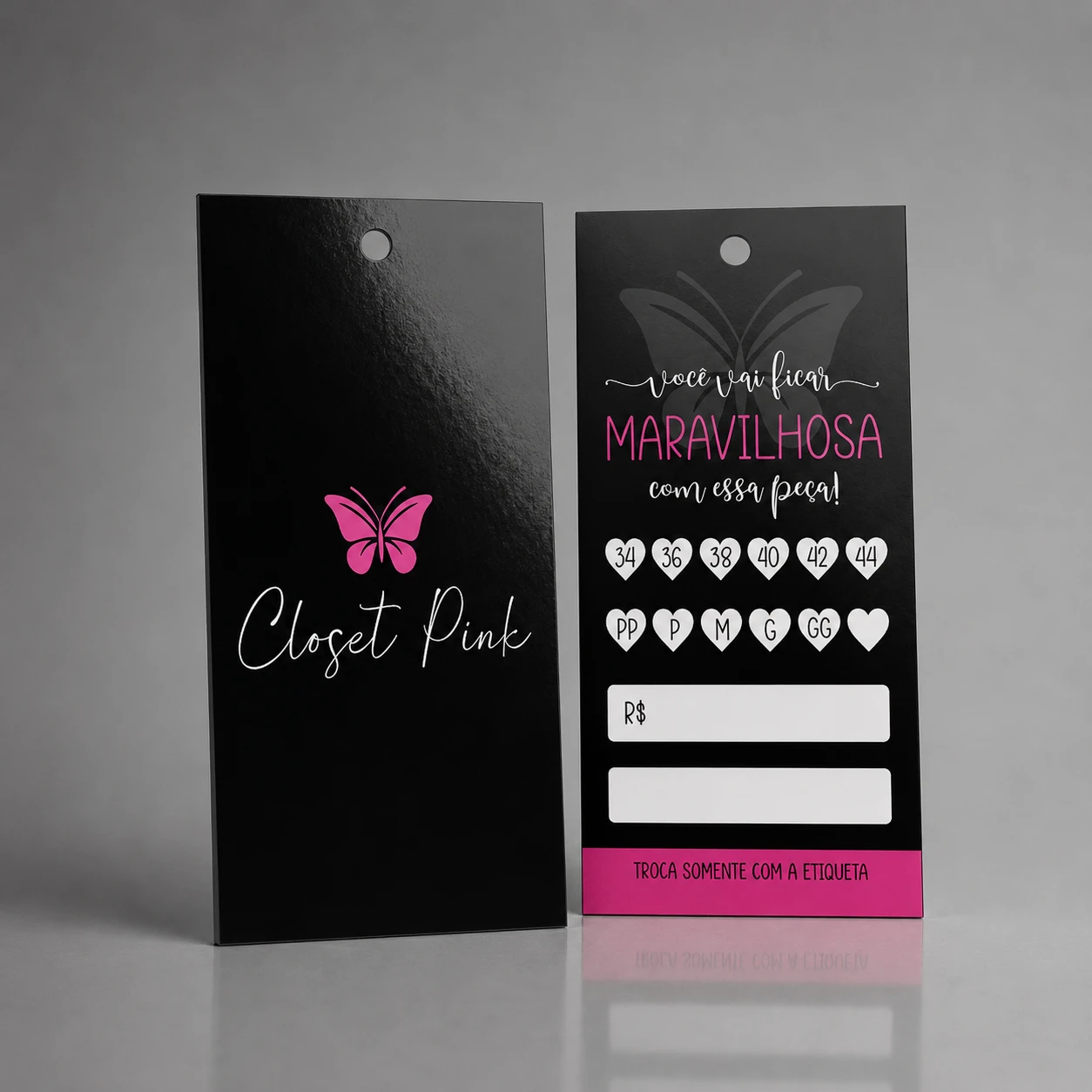 Tag de roupa preta para loja Closet Pink com logo de borboleta rosa choque, espaço para preços e tamanhos em formato de coração.