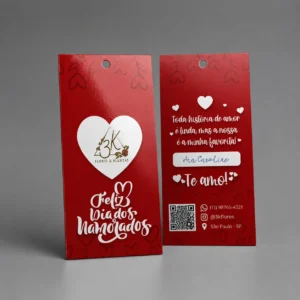 Tag de presente vermelha personalizada para o Dia dos Namorados da floricultura 3K Flores e Plantas, com frase romântica, espaço para nome personalizado e QR Code na parte traseira.