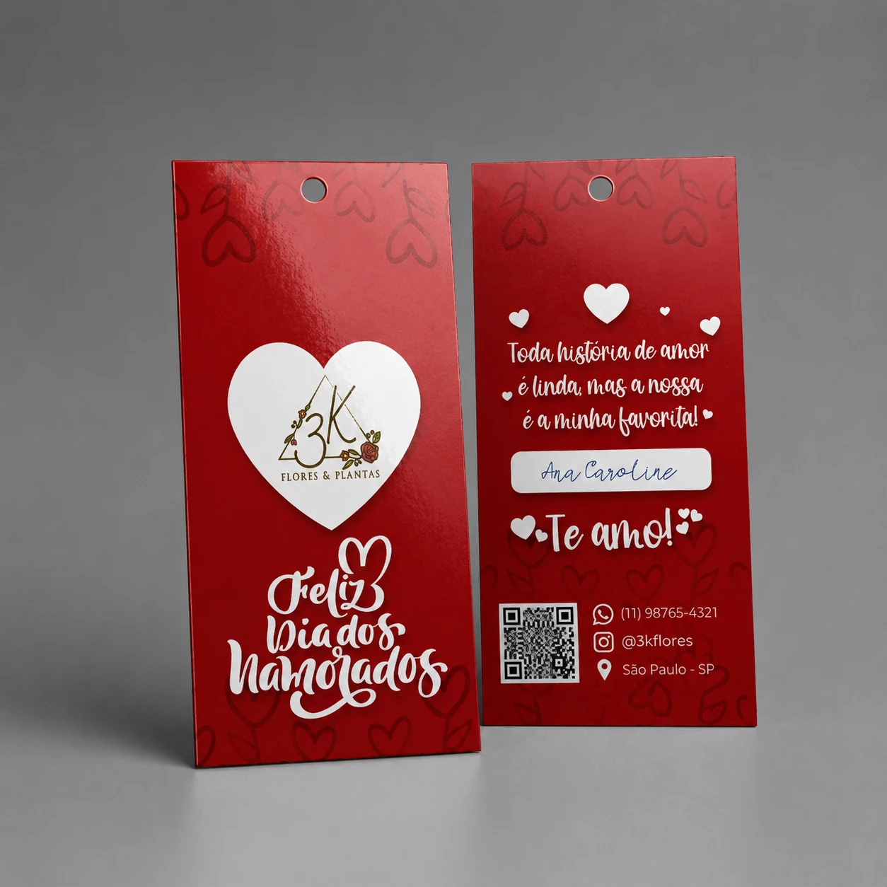 Tag de presente vermelha personalizada para o Dia dos Namorados da floricultura 3K Flores e Plantas, com frase romântica, espaço para nome personalizado e QR Code na parte traseira.